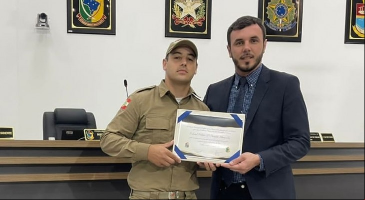 Policial que evitou um homicídio no Aririú é homenageado