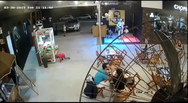 Criança entra em máquina de pegar ursinhos no Food Park Pagani
